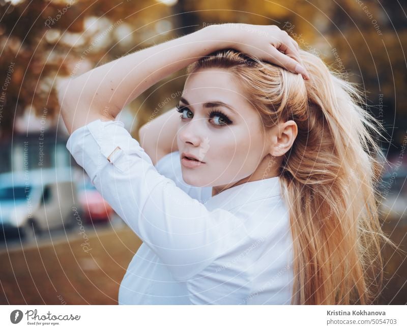 Porträt der jungen sexy blonde Geschäftsfrau im Herbst Stadt. Schöne Dame posiert in weißer Bluse auf der Straße. Erwachsener attraktiv schön Schönheit Körper