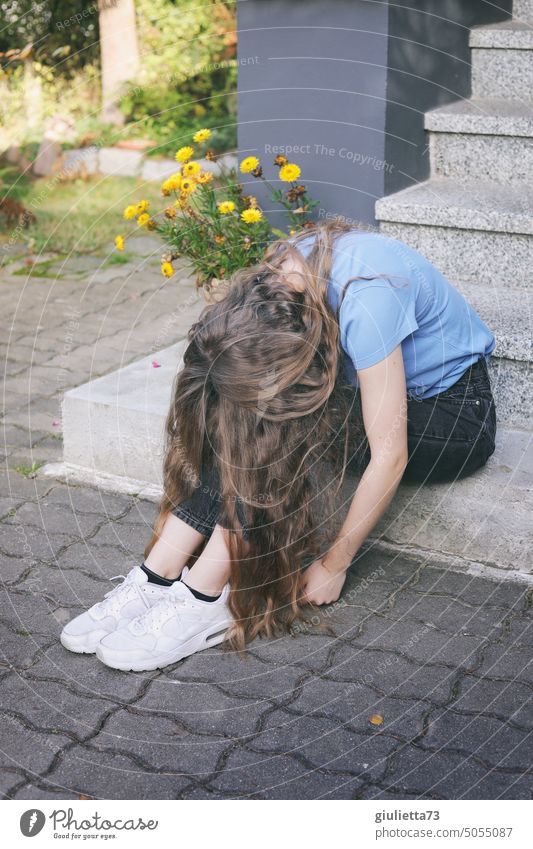 Junge Frau / Teenager sitzt erschöpft und kraftlos kopfüber gebeugt auf einer Treppe Porträt Mensch Jugendliche feminin 13-18 Jahre 18-30 Jahre Farbfoto