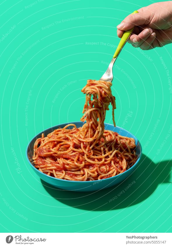Spaghetti Pomodoro auf einer Gabel, minimalistisch auf einem grünen Hintergrund oben blau Schalen & Schüsseln hell Kohlenhydrate klassisch Farbe Textfreiraum
