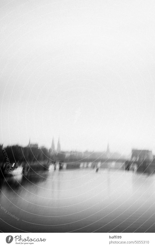 unscharf verschwommene Ansicht von der Weser mit Bremen im Nebel Brücke Fluss abstrakt Unschärfe Wasser Licht