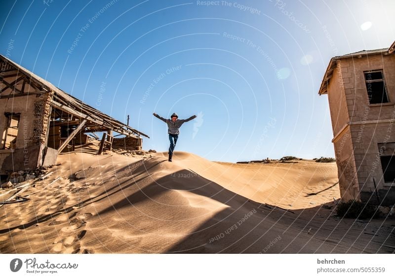 sandfloh Düne Freiheit glücklich Glück Lebensfreude Freude Himmel Wärme Spielen toben Spaß haben laufen Kind Kindheit Junge Afrika Namibia Wüste Fernweh