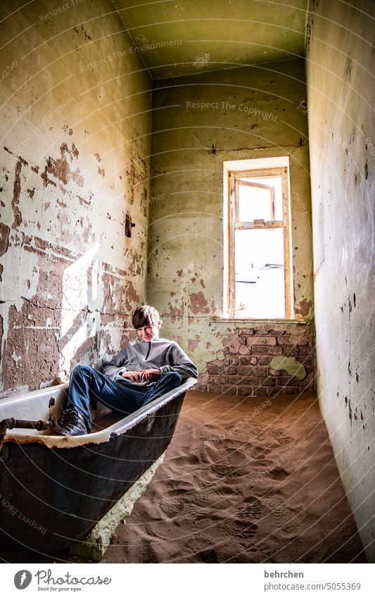 reinlich Badewanne alt kaputt zerstört Naturgewalt Haus zerfall Junge Kindheit Sand Lüderitz Klimawandel Ruine Licht Schatten Geisterstadt trocken Abenteuer