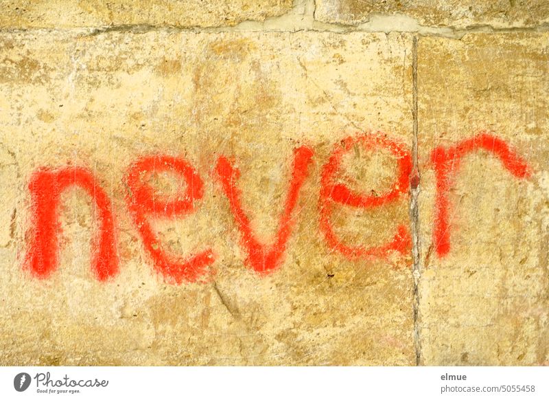 never steht in roter Schrift an einer Steinwand englisch Graffiti niemals Schabeschädigung Schmiererei Jugendsprache noch nie nimmer sprayen Ablehnung