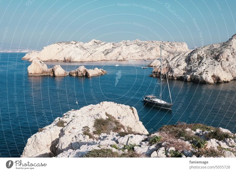 Bucht Mittelmeer Boot Boote Segelboote Schiff Wasser Meer Blau Türkis Felsen Kalkgestein Kalkfelsen weiß Natur Schönheit Schönes wetter Ausflug Urlaub Insel