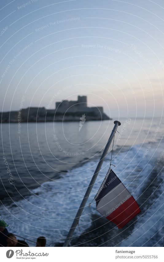 Elle est belle, la France Frankreich Südfrankreich Château d'If Bootsfahrt Schifffahrt Ausflug Flagge Bleu blanc rouge trikolore Mittelmeer Meer Nacht Abend