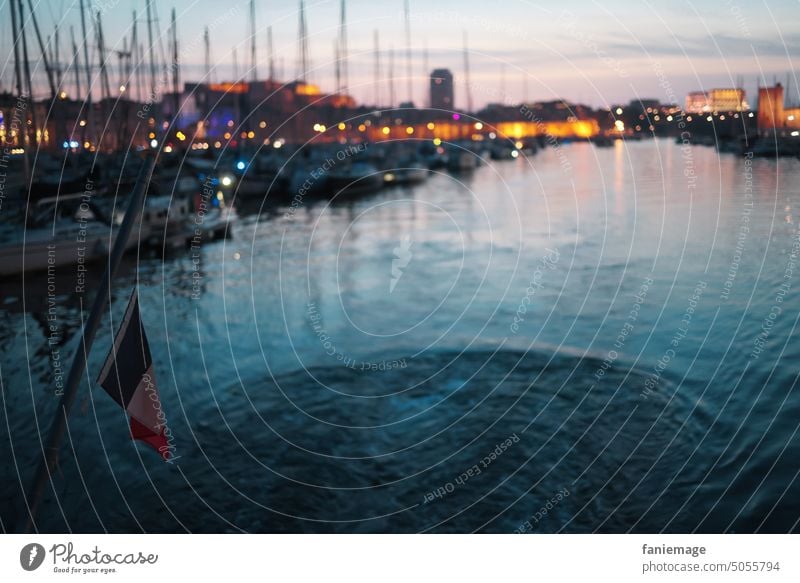 Arrivée au Vieux Port Alter Hafen Marseille Frankreich Flagge Frankreichflagge Trikolore Bleu blanc rouge Schifffahrt Bootsfahrt Abend Lichter Wellen Meer