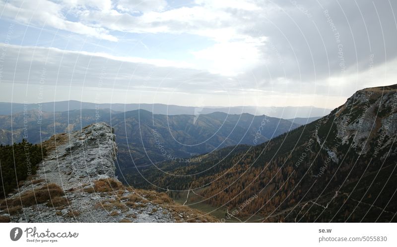 Fernblick über den umgebenden Bergen in den Alpen von der Rax Klettersteig wanderweg alpine Landschaft Kiefer sonnig Herbst Lärche Einsamkeit Felsen schroff