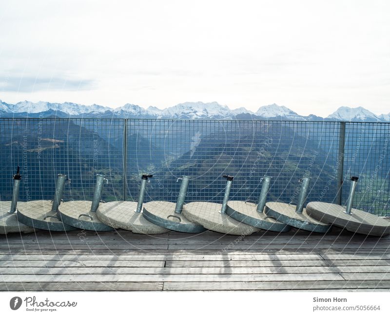Schirmständer vor Alpenpanorama Panorama (Aussicht) Tourismus Massentourismus Tourismusindustrie Berge u. Gebirge Ferien & Urlaub & Reisen Bergkette aufgeräumt