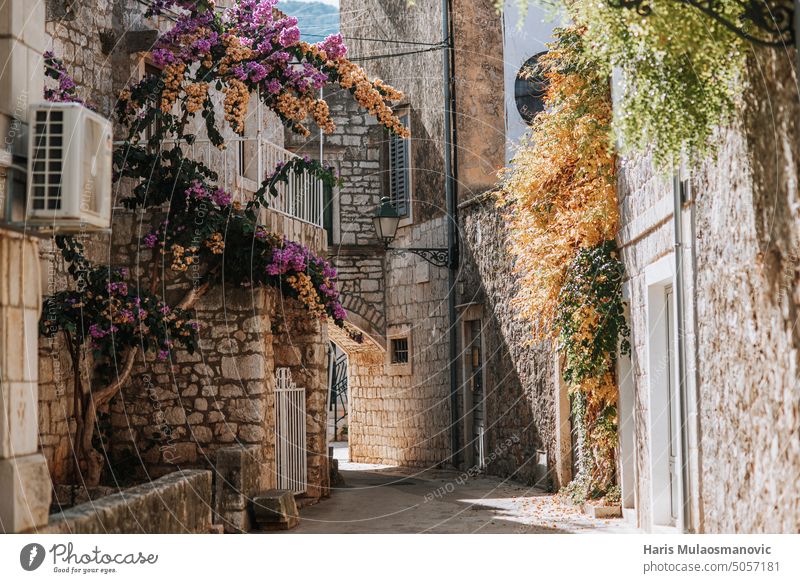 die alten Straßen der Altstadt von Hvar mit einer reichen Geschichte auf der Insel in der kroatischen Adria adriatisch Gasse antik Architektur schön Gebäude