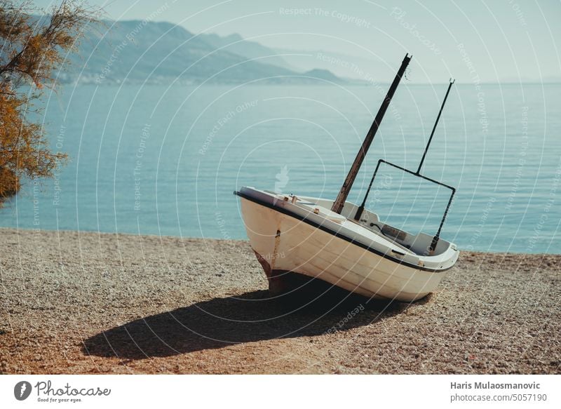 Holzboot allein auf dem Meer am Morgen adriatisch adriatischer Strand Adriaküste schön blau Boot Küste Kroatien leer Fischen Feiertag Insel Landschaft Natur