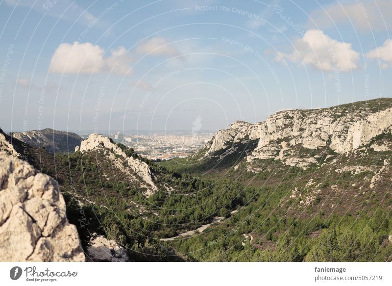 La bonne mère vue de Sormiou Marseille Calanques Kalkstein Panorama Landschaft Aussicht Berge Felsen Provence Wanderung Natur Notre Dame de la Garde