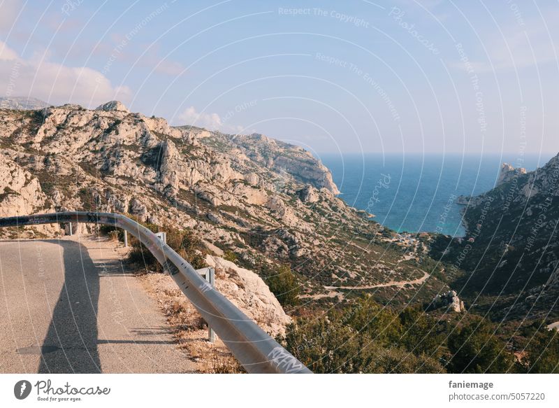 Der Weg zur Calanque de Sormiou Marseille bucht Wanderung Provence Straße Terpentine Urlaub Mittelmeer mediterran Meer Aussicht Leitplanke Felsen Berge gebirge