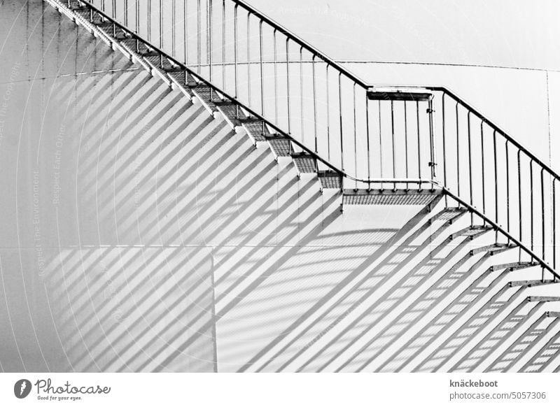 treppe am silo Treppe Geländer Architektur Treppengeländer Wendeltreppe Licht Schatten Schwarzweißfoto Industrie abwärts Treppenabsatz Karriere Menschenleer