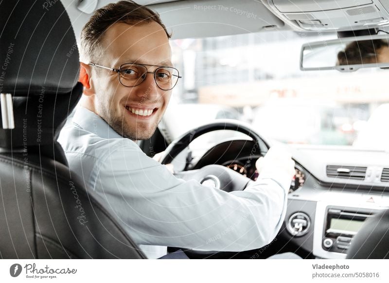 Porträt eines lächelnden Mannes in seinem Auto. Business-Taxifahrer. Blick in die Kamera. Blick in den Salon PKW Fahrer Fahrzeug Automobil männlich Kabine