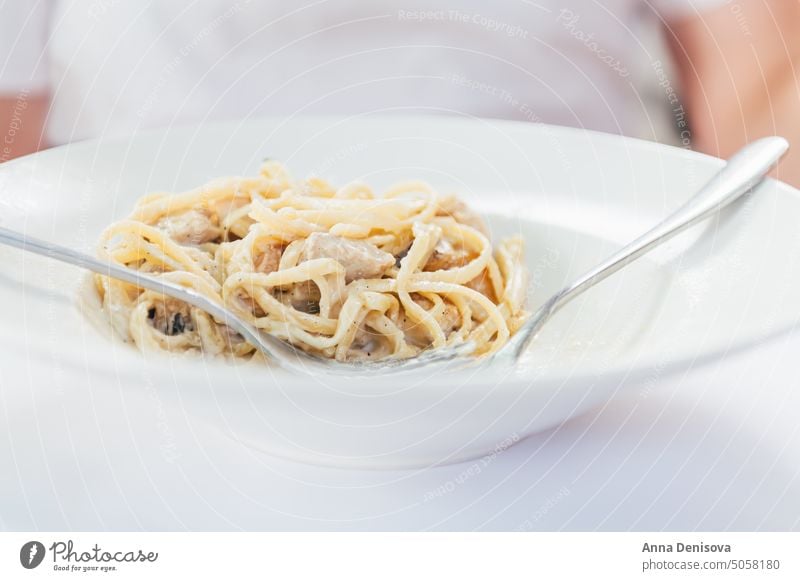 Spaghetti mit Champignons und Huhn Pilz Spätzle Hähnchen Käse Teller Parmesan Lebensmittel Mahlzeit lecker Italienisch Fleisch Vogel Küche Saucen