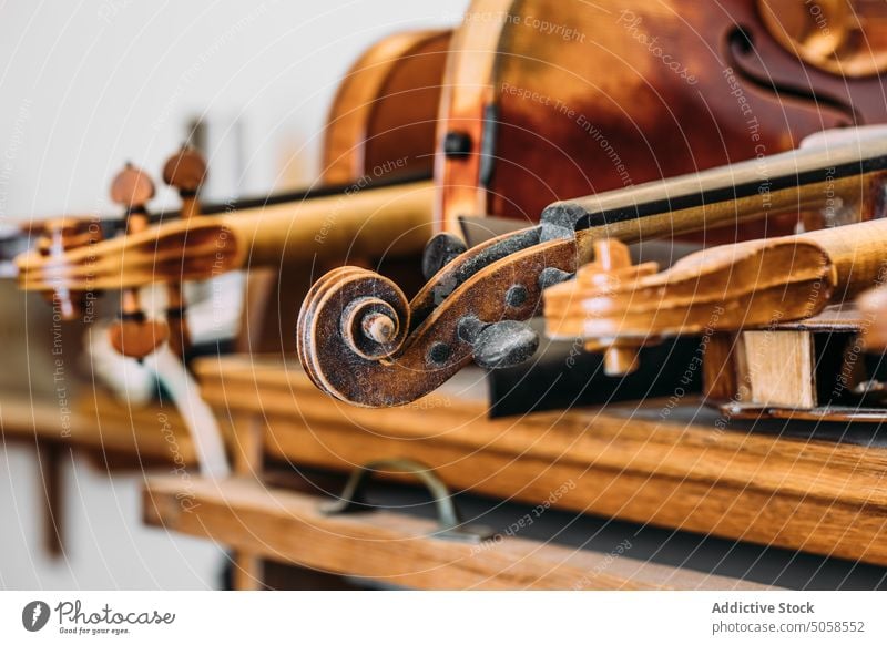 Handgeschnitzte Geigenrollen auf einem Regal in einer Werkstatt Instrument Werkzeug Handwerk Kunst hölzern blättern Geigenbau schnitzen Holzbearbeitung