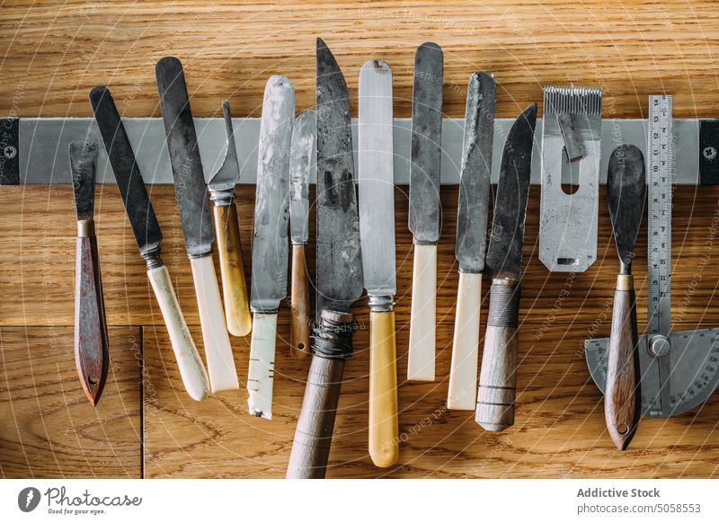 Satz verschiedener Werkzeuge auf Holztisch in der Geigenbauwerkstatt Instrument Handwerk Werkstatt Handwerkskunst Kunstgewerbler Orden Sammlung Holzarbeiten