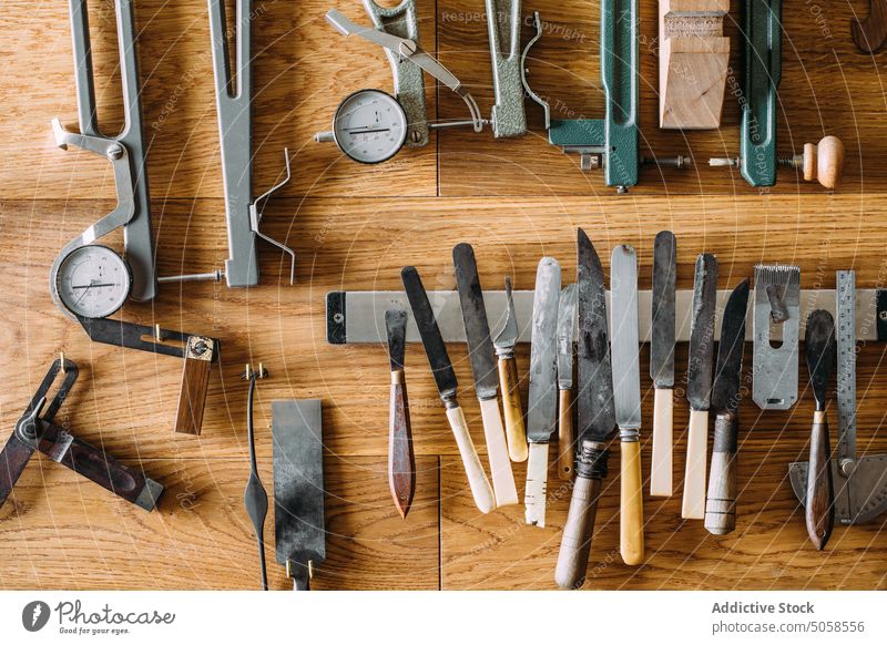 Satz verschiedener Werkzeuge auf Holztisch in der Geigenbauwerkstatt Instrument Handwerk Werkstatt Handwerkskunst Kunstgewerbler Orden Sammlung Holzarbeiten