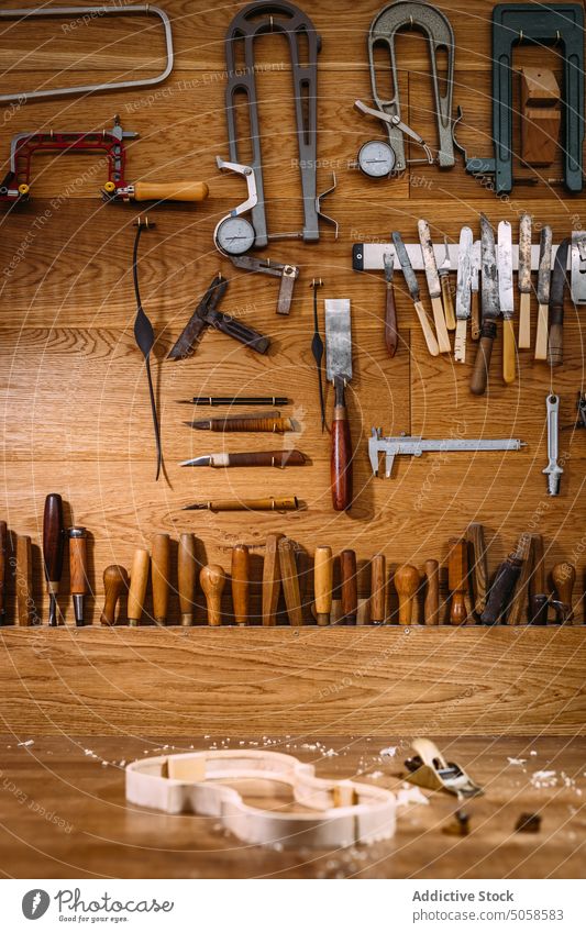 Werkbank eines Geigenbauers mit unfertiger Geige und Werkzeug Werkstatt Tisch Instrument Arbeitsplatz Kunstgewerbler Handwerk Holzarbeiten manuell