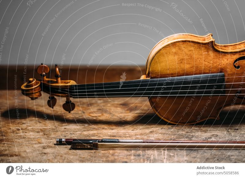 Handgefertigte Holzgeige Geige Schleife Instrument klassisch Werkstatt Geigenbau Schreinerei glänzend hölzern Tradition Basteln Herstellung elegant Form