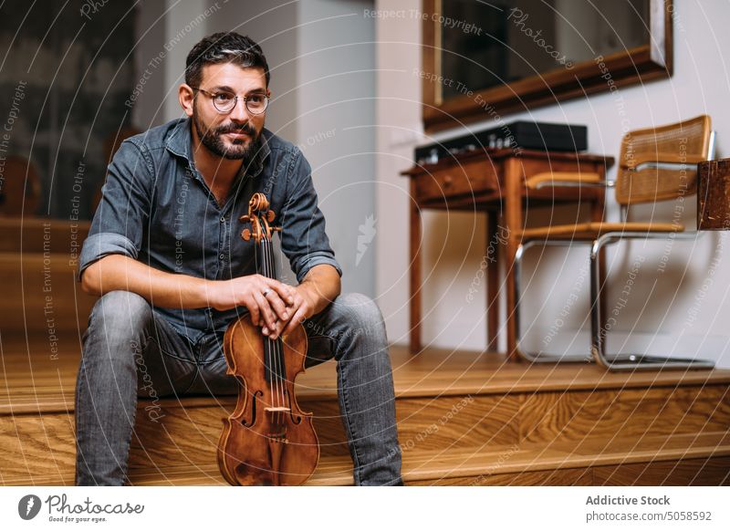 Erwachsener bärtiger Mann mit handgefertigter Geige Instrument Werkstatt Musiker Tradition Basteln Inspiration professionell Schritt Fähigkeit Harmonie Brille