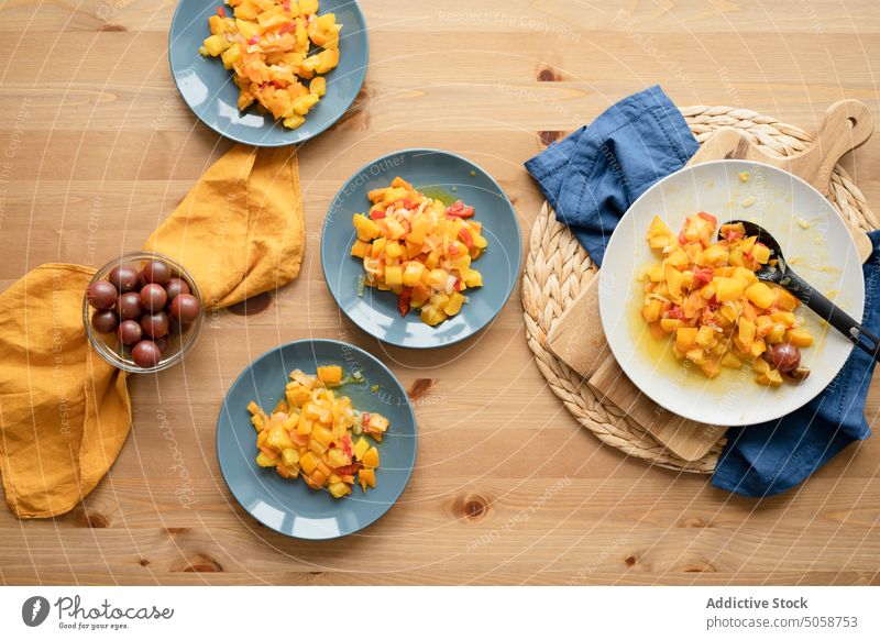 Leckerer Gemüsesalat auf Tellern auf einem Holztisch serviert Salatbeilage Kürbis Lebensmittel gesunde Ernährung lecker Tomate Paprika Gesundheit frisch Küche