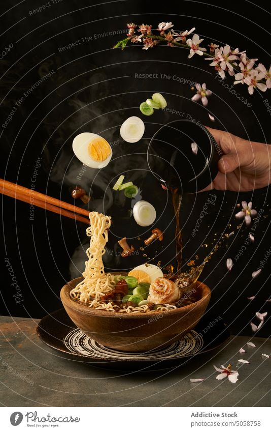 Koch gießt Misobrühe in eine Schüssel mit Ramen im Studio Suppe Küchenchef kulinarisch Asiatische Küche Ei Pilz eingießen Schalen & Schüsseln Bestandteil