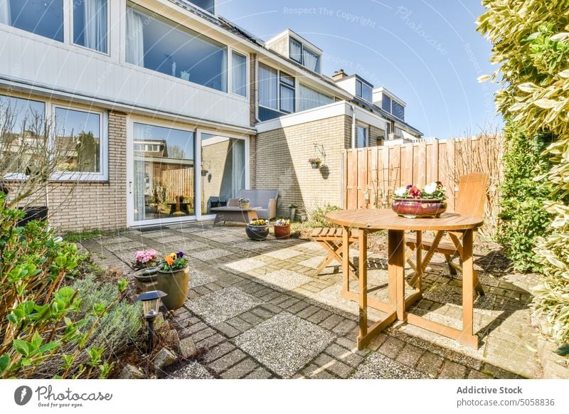 Geräumige Terrasse mit Liegestuhl im Grünen Sonnenbank Haus hölzern Hof Sommer Cottage Hinterhof Landschaft gemütlich modern Komfort Stil Design Zeitgenosse
