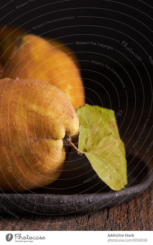 Frische gelbe Zitronen, die auf einer Holzunterlage serviert werden Bestandteil hölzern bewahren Gesundheit Lebensmittel Zitrusfrüchte frisch Frucht Blatt