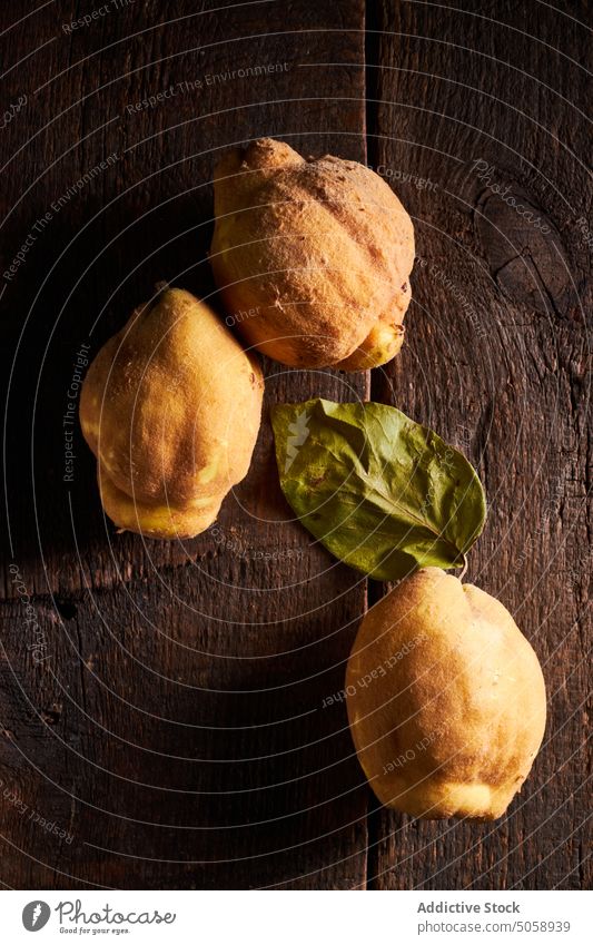 Frische gelbe Zitronen, die auf einer Holzunterlage serviert werden Bestandteil hölzern bewahren Gesundheit Lebensmittel Zitrusfrüchte frisch Frucht Blatt