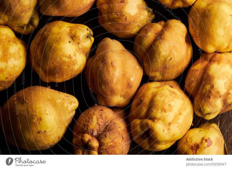 Frische gelbe Zitronen, die auf einer Holzunterlage serviert werden Bestandteil hölzern bewahren Gesundheit Lebensmittel Zitrusfrüchte frisch Frucht