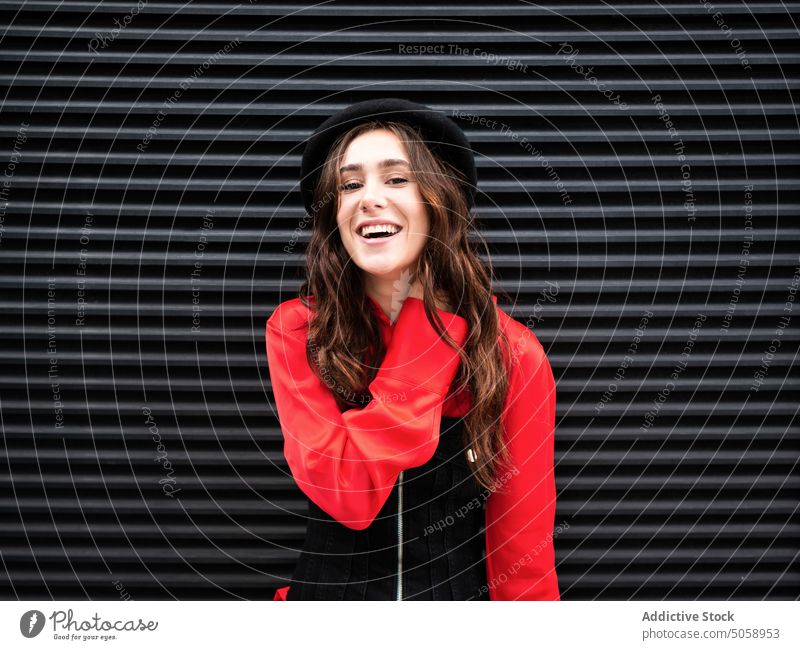 Glücklich stilvolle Brünette berühren Hals Frau Stil Tasthals Lachen Wand Straße Vorschein brünett Outfit jung Individualität positiv heiter tagsüber urban