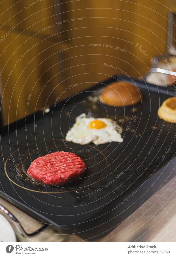 Burger auf dem Elektrogrill Steak Koch Grillrost braten Küche Bestandteil Prozess lecker Lebensmittel kulinarisch Käse Speck Brötchen Ei Mahlzeit Hamburger