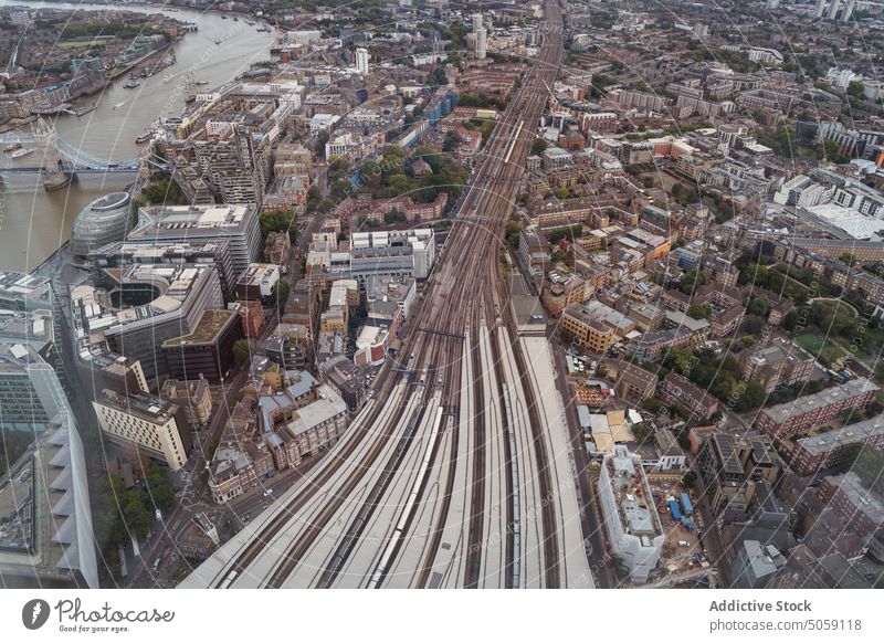 Gleise in der Stadt in der Nähe des Flusses Schiene Bahnhof Großstadt Straße Gebäude Ufer grau wolkig Stadtbild London England vereinigtes königreich