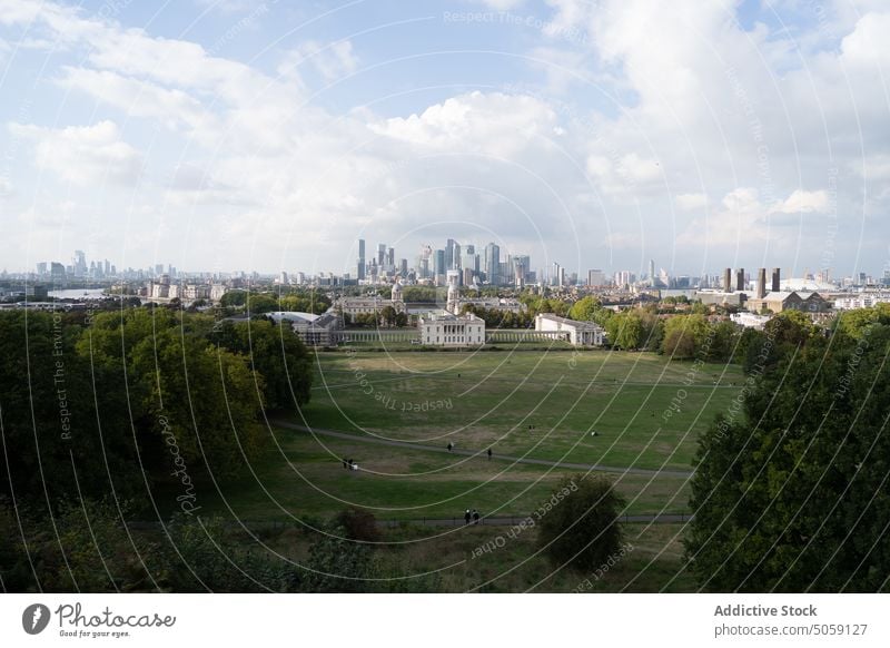 Feld in der Nähe der Stadt an einem bewölkten Tag Gebäude Großstadt Blauer Himmel wolkig Wolkenkratzer Architektur Landschaft Sommer historisch London