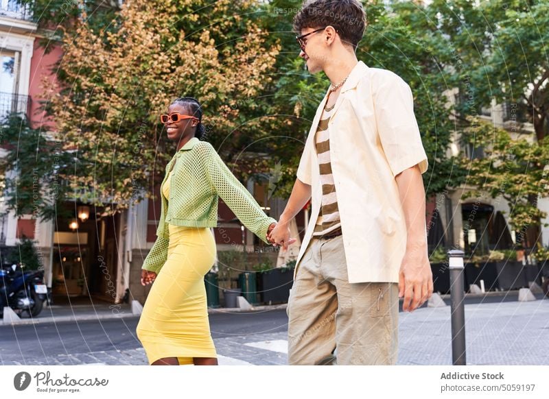 Stylish diverse Paar hält Hände und zu Fuß auf der Straße Händchenhalten Spaziergang Zebrastreifen Großstadt Zusammensein cool Liebe Stil selbstbewusst