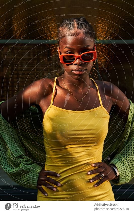 Stilvolle ethnische Dame auf der Straße im Sonnenlicht Frau schick trendy Sommer Wand traumhaft Vorschein Porträt Straßenbelag Outfit Sonnenbrille schlank