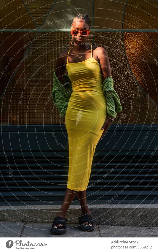 Stilvolle ethnische Dame auf der Straße im Sonnenlicht Frau schick trendy Sommer Wand traumhaft Vorschein Porträt Straßenbelag Outfit Sonnenbrille schlank