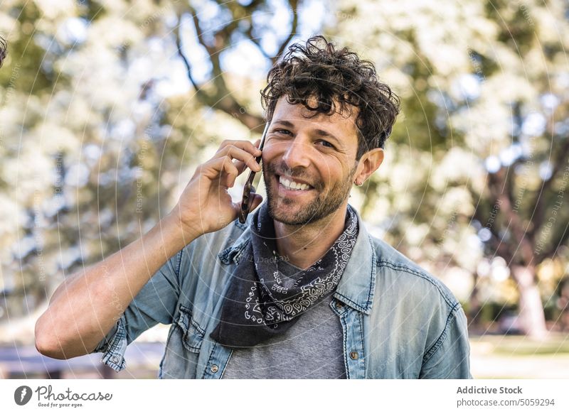 Mann spricht im Park mit Smartphone sprechen Wochenende Sommer Rasen Telefonanruf tagsüber Gespräch männlich Anschluss reden lässig Mobile Apparatur Gerät
