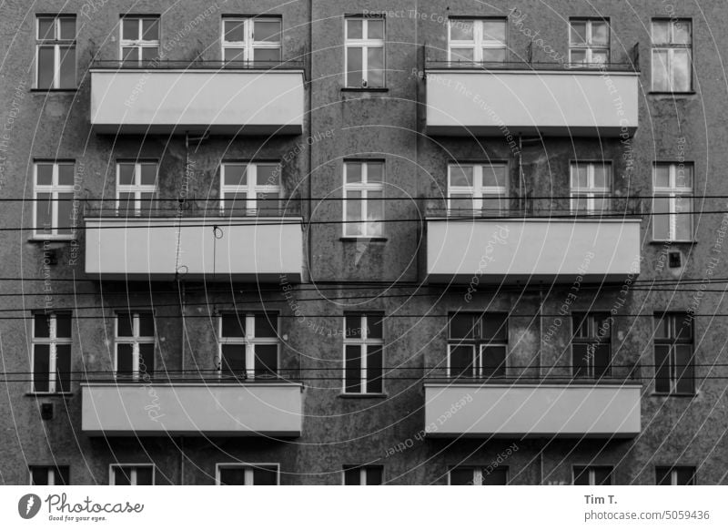 Berlin Prenzlauer Berg Fenster bnw Altbau Balkon Herbst s/w Fassade Schwarzweißfoto Architektur Tag Menschenleer Gebäude Außenaufnahme Stadt Bauwerk