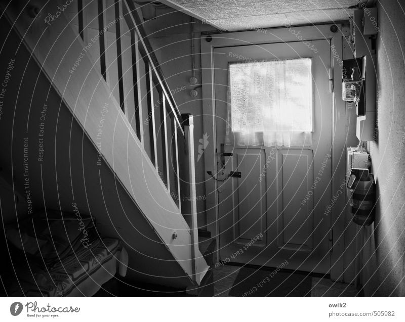 Vestibül Hütte Bauwerk Gebäude Treppe Treppengeländer Griff geschlossen Sicherungskasten Flur Fenster Tür alt Armut einfach historisch Sicherheit