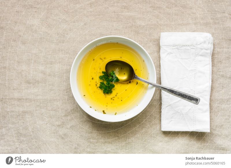 EinTeller Suppe  auf einem Leinen Tischtuch. Draufsicht, Fasten. Diät Ernährung Farbfoto Lebensmittel Bioprodukte Vegetarische Ernährung Gesundheit