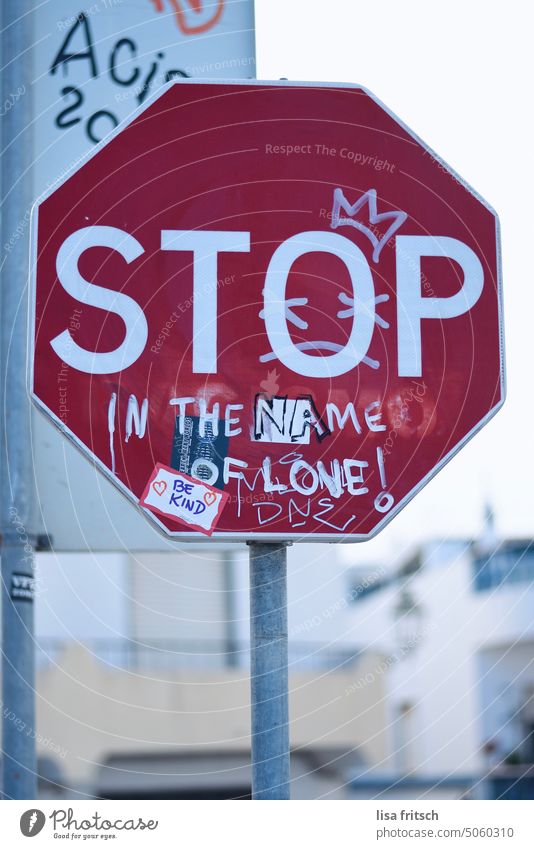 STOP IN THE NAME OF LOVE Stopschild Außenaufnahme Farbfoto Verkehrszeichen Verkehrsschild Straßenverkehr Schilder & Markierungen Hinweisschild Zeichen Krieg