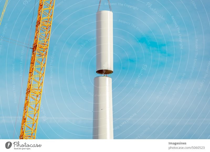 Aufbau und Montage einer Windkraftanlage per Kran. Bauarbeiten im am Windrad im Windpark Wörrstadt, Deutschland. Energiekrise konzept, Bau von Windkraftanlagen