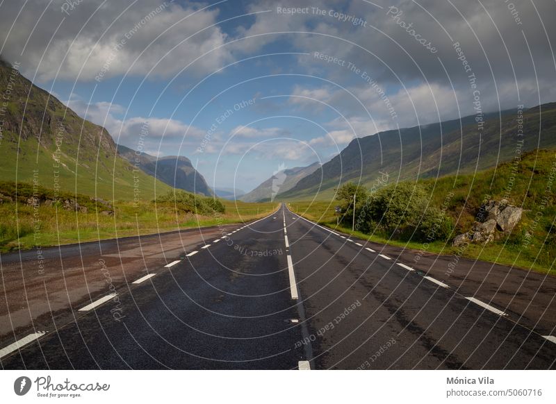 A82 Straße durch Glencoe in den schottischen Highlands a82 Schottland Berge u. Gebirge Tal Wolken wolkig grünes Gras Rasenfläche Natur Landschaft Hügel