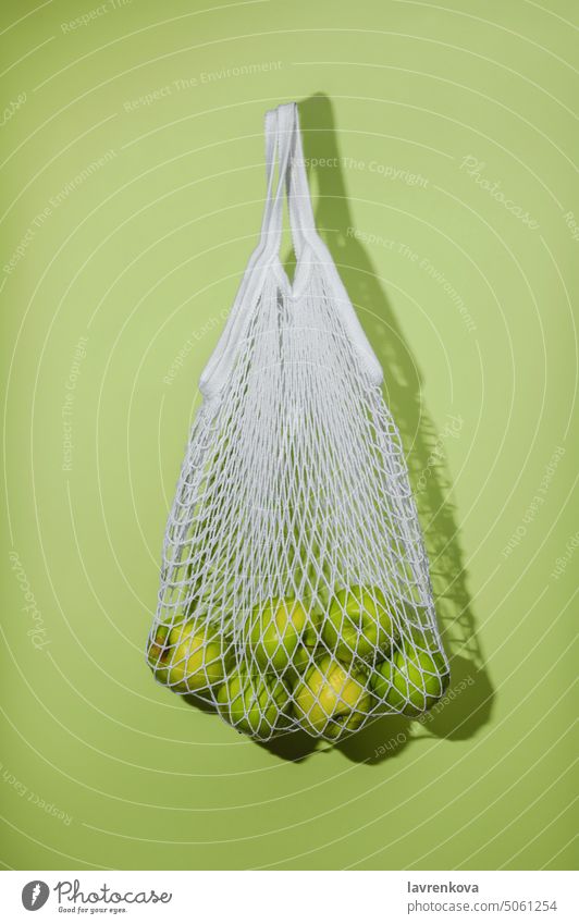 Frische grüne Äpfel in einer Schnurtüte, Zero Waste Grossery Shopping Konzept Ökologie Umwelt Lebensmittel frisch umweltfreundlich Früchte Lebensmittelgeschäft