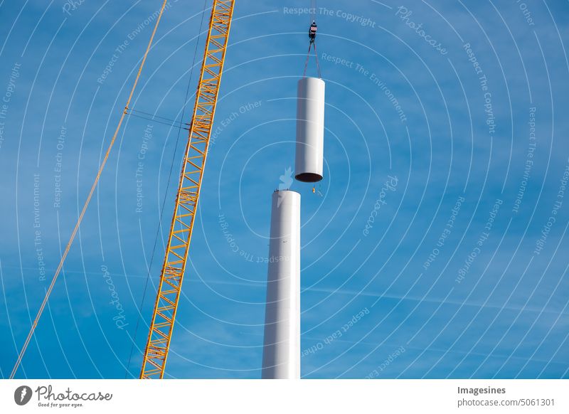 Aufbau und Montage einer Windkraftanlage per Kran. Bauarbeiten im am Windrad im Windpark Wörrstadt, Deutschland. Energiekrise konzept, Bau von Windkraftanlagen
