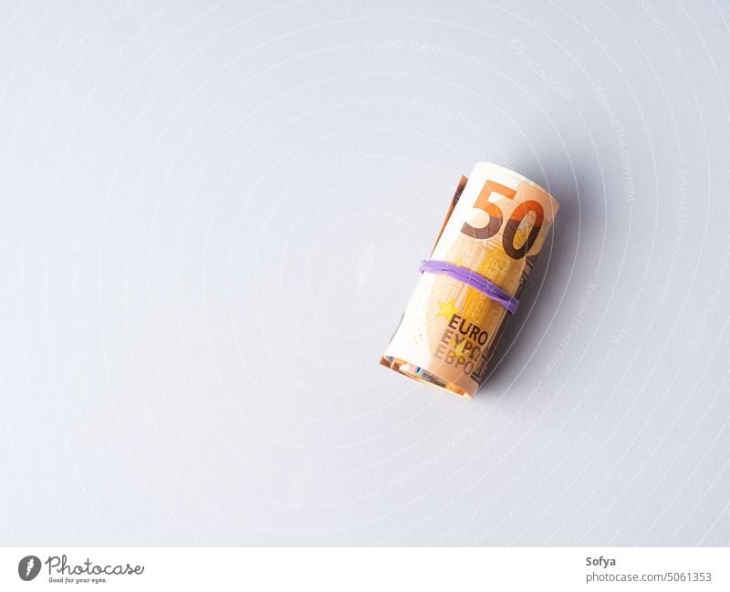 Euro 50 Wert Banknoten Rolle mit Gummi auf grauem Hintergrund rollen Geld Bargeld bezahlen 50 Euro Einsparungen Investition Handel Einkommen Erträge Kosten