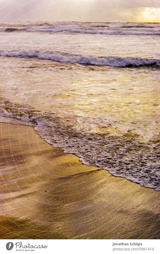 Mittelmeer bei Tel Aviv, Israel Film Isreal Korn Naher Osten Reisefotografie Reisen Sommer Süden analog Meer Wellen Strand Sonne Himmel Außenaufnahme Farbfoto