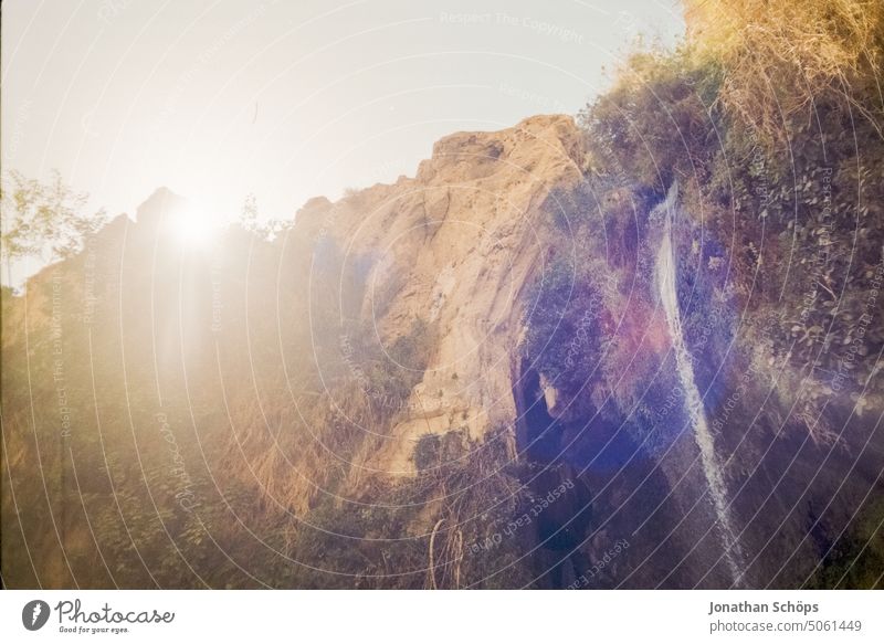 Oase mit Wasserfall in Israel Filmmaterial Isreal Korn Naher Osten Reisefotografie Reisen Sommer Süden Wüste analog Landschaft Natur Himmel Sonne Urlaub
